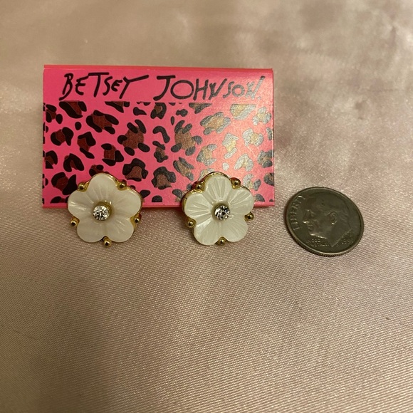 Betsey Johnson flower post earrings. NWT, unworn. - Picture 2 of 5